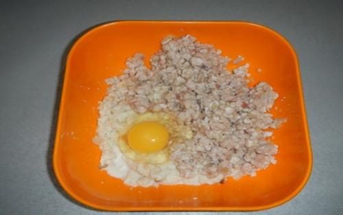 Куриные котлеты с начинкой из сыра с яйцом