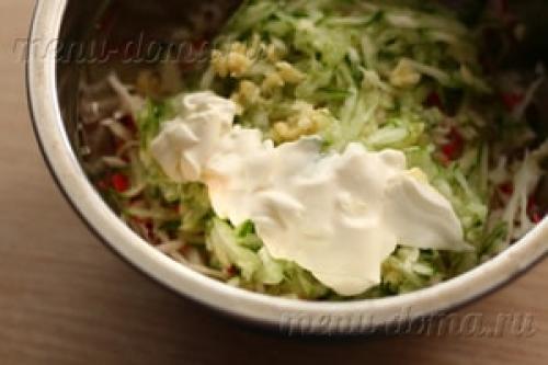 Рулет из лаваша с крабовыми палочками и плавленым сыром и огурцом. Ингредиенты: