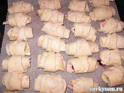 Творожные рогалики с начинкой из вишни