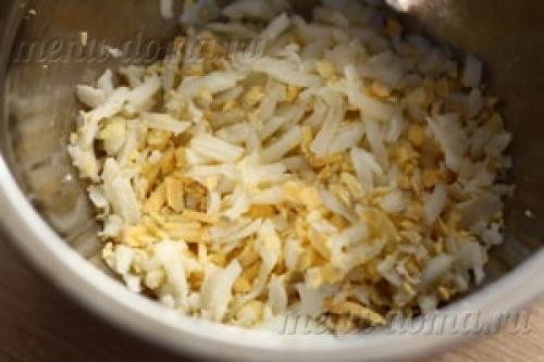 Рулет из лаваша с крабовыми палочками и плавленым сыром и огурцом. Ингредиенты: