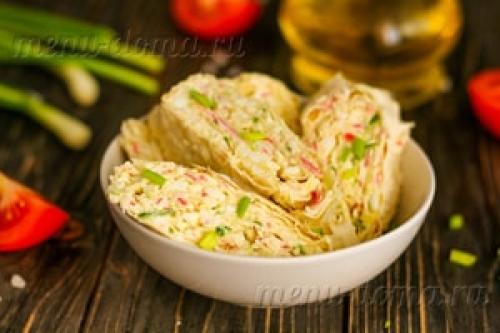 Рулет из лаваша с крабовыми палочками и плавленым сыром и огурцом. Ингредиенты: