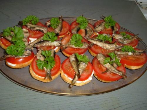 Бутерброды с тунцом на праздник. Рецепты бутербродов на праздничный стол. Бутерброды на Новый Год. Простые и вкусные бутерброды