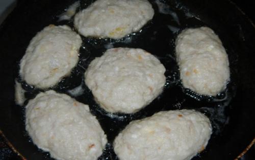 Куриные котлеты с начинкой из сыра с яйцом