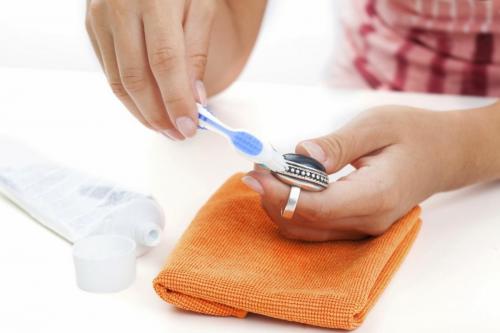 Скачать с ютуб, как почистить бижутерию из медицинского сплава. Как почистить бижутерию от потемнения