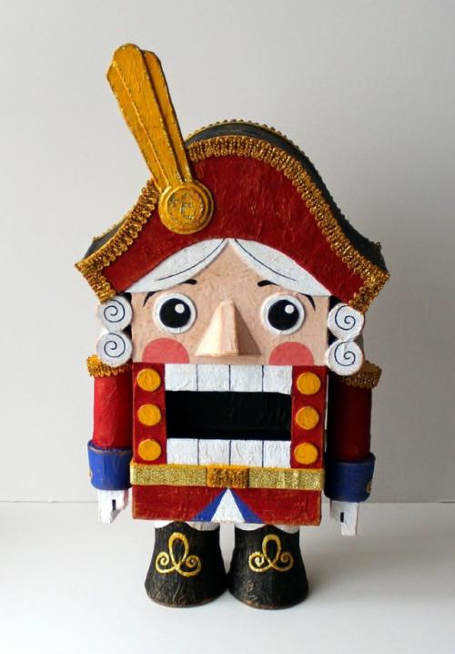 Как сделать своими руками Щелкунчика. Щелкунчик на основе коробки 14