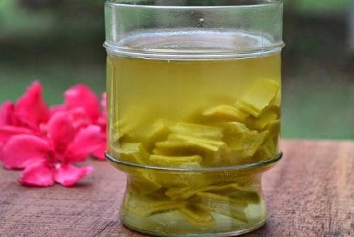 Протирать лицо листом алоэ. Уход за кожей лица с применением алоэ