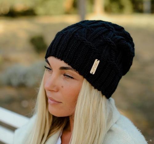 Мода шапки осень зима 2019 для женщин после 40 лет. Модные вязаные шапочки, которые подойдут стильным дамам после 40 лет для зимы 2019-2020