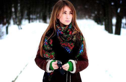 Зимнее пальто с платком на голове. С чем носить