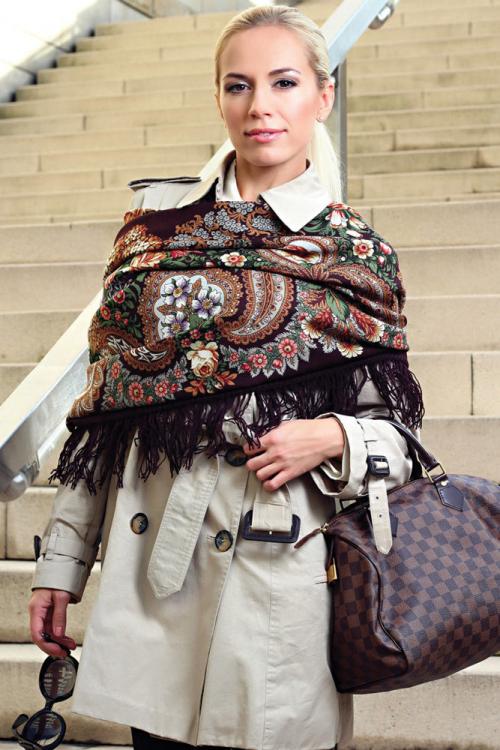 Зимнее пальто с платком на голове. С чем носить