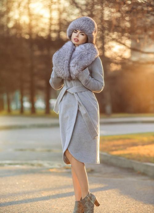 Головной убор под зимнее пальто с мехом. С какой шапкой удачно сочетается пальто с мехом?