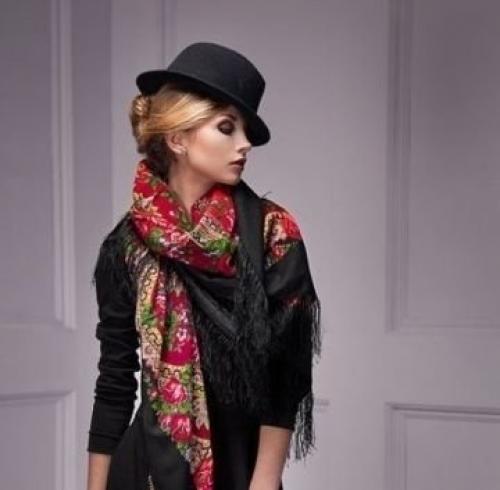 Зимнее пальто с платком на голове. С чем носить