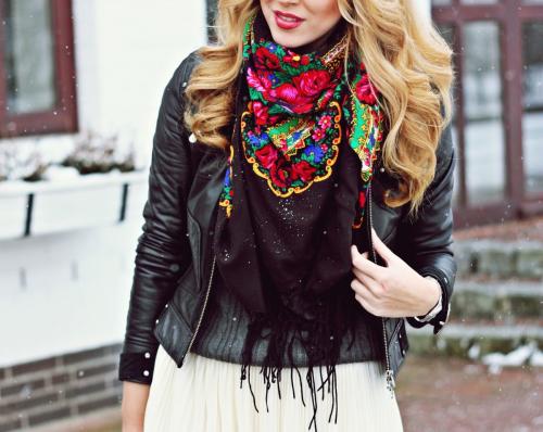 Зимнее пальто с платком на голове. С чем носить