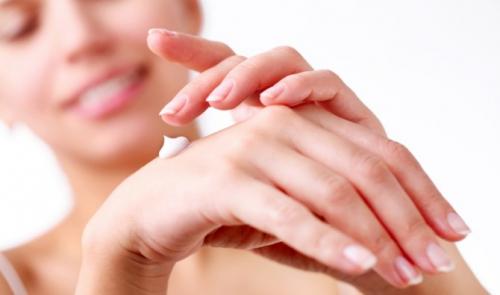 Как увлажнить кожу рук. Об уходе за кожей рук дома