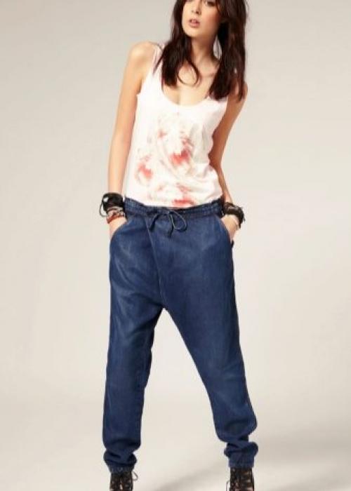 Брюки-бананы с чем носить. С чем носить брюки-бананы, стильные и модные образы 08