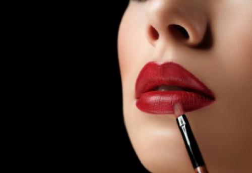 Как наносить помаду кисточкой
