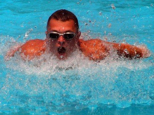 Судороги мышц бедра в воде. Почему сводит ноги в бассейне во время купания