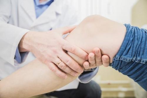 Боль в колене к какому врачу обратиться. Боль в колене – обращение к травматологу