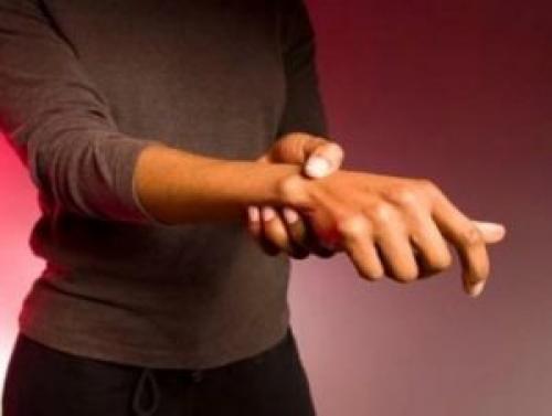 Косточка на руке выпирает и болит. Причины появления шишки на запястье руки