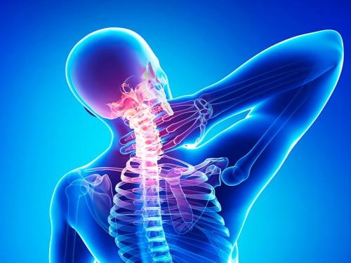 Что может быть если при повороте шеи хрустит болит шея и отдает в плечо. Почему хрустит шея?