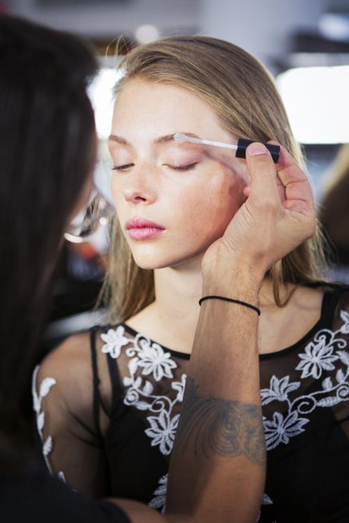 Как выбрать правильный цвет карандаша для бровей. Бьюти-советы русым: как выбрать карандаш для бровей?