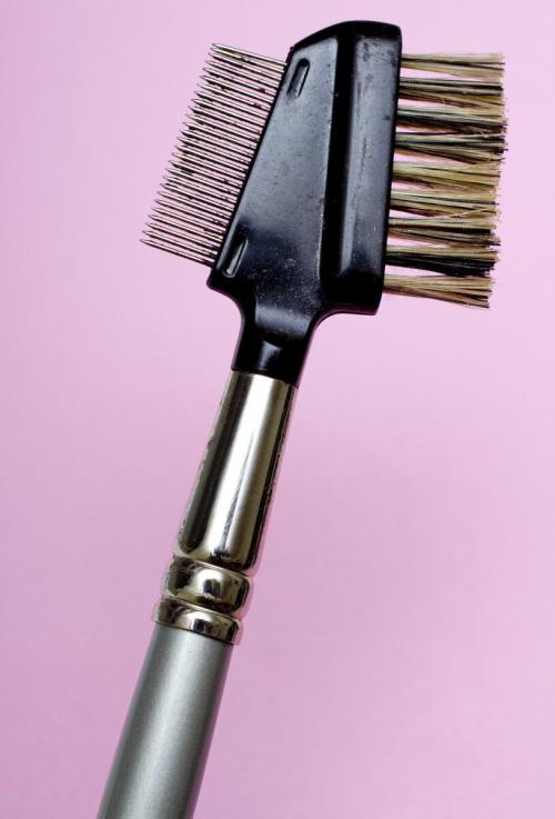 Какие инструменты необходимы для оформления бровей дома. Зачем нужны инструменты для макияжа бровей?