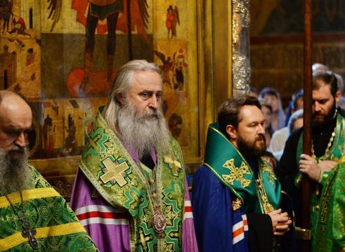 Обязательно ли стоять всю службу в церкви. Почему в церкви стоят?