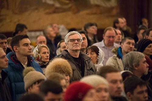 Обязательно ли стоять всю службу в церкви. Почему в церкви стоят?