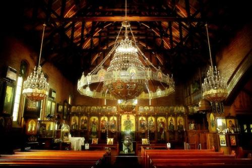 Обязательно ли стоять всю службу в церкви. Почему в церкви стоят?