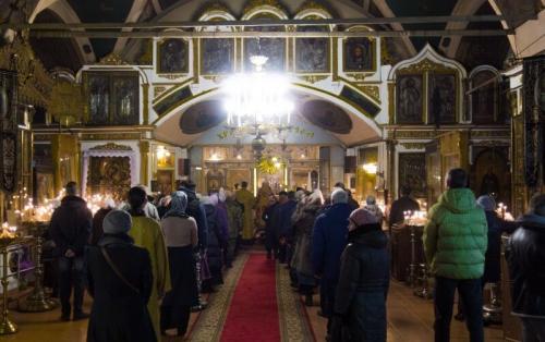 Обязательно ли стоять всю службу в церкви. Почему в церкви стоят?