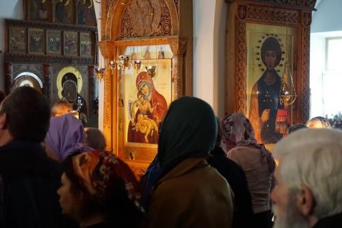 Обязательно ли стоять всю службу в церкви. Почему в церкви стоят?