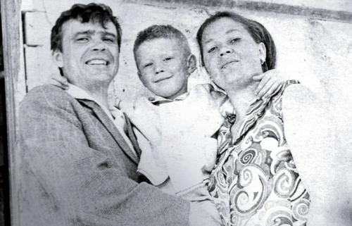 Есть ли у Евгения Миронова братья или сёстры, и как они взаимодействуют в семье. Начало всех начал