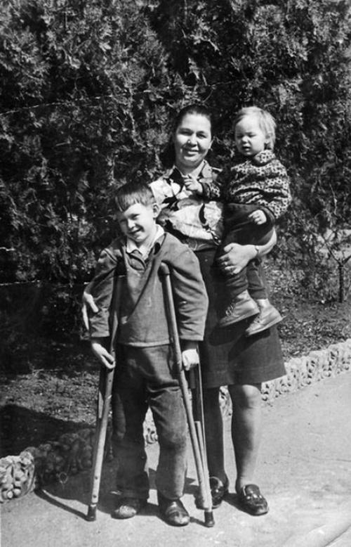 Есть ли у Евгения Миронова братья или сёстры, и как они взаимодействуют в семье. Начало всех начал