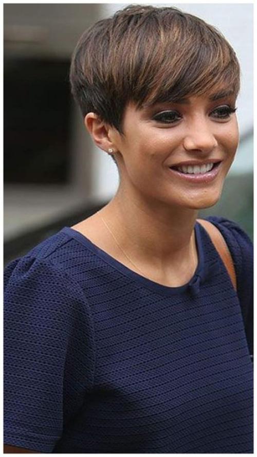 Какие аксессуары можно использовать с короткой стрижкой. Женственность с короткими волосами: особенности стиля