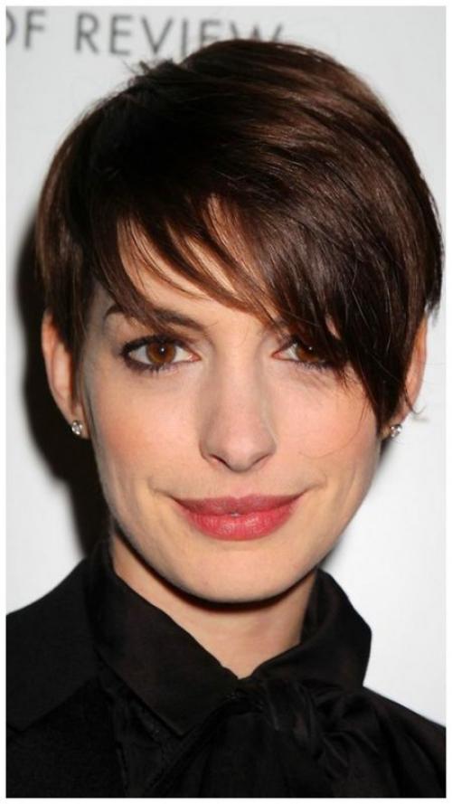 Какие аксессуары можно использовать с короткой стрижкой. Женственность с короткими волосами: особенности стиля