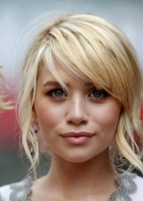 Короткие стрижки для широкого лица. Стрижки для полного лица и короткой шеи 06