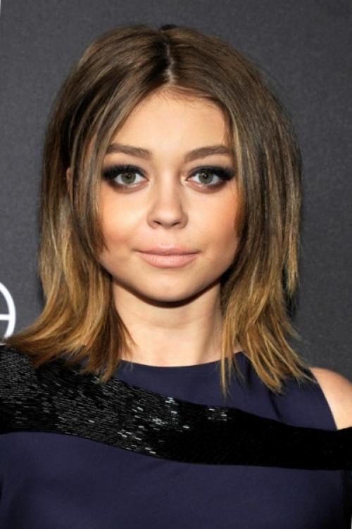 Стрижки на круглое лицо 2022. Стрижки на средние волосы для круглого лица