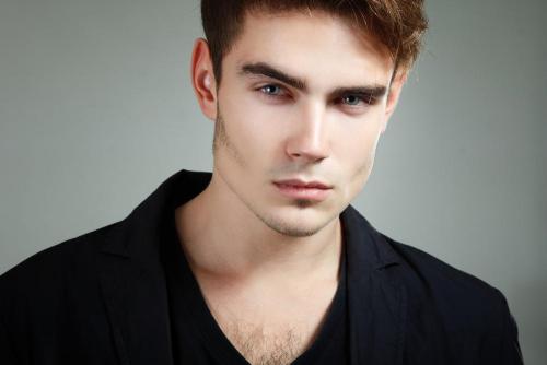 Стрижки для лица с широкими скулами. Особенности многослойных стрижек 11