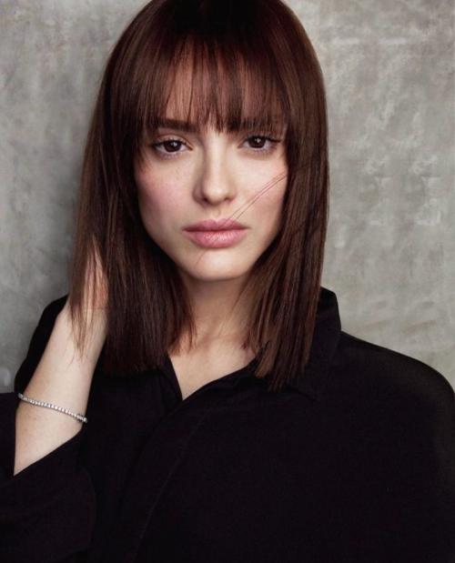 Модные стрижки 2022 с челкой. Модные тенденции стрижек с челкой на средние волосы 2022 года с фото