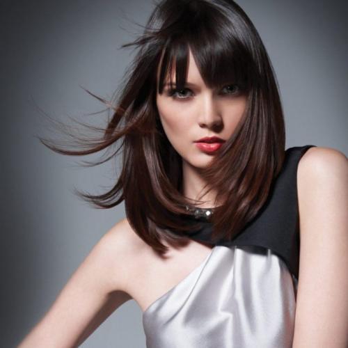 Модные стрижки 2022 с челкой. Модные тенденции стрижек с челкой на средние волосы 2022 года с фото