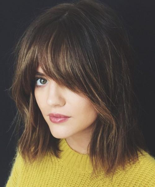 Модные стрижки 2022 с челкой. Модные тенденции стрижек с челкой на средние волосы 2022 года с фото