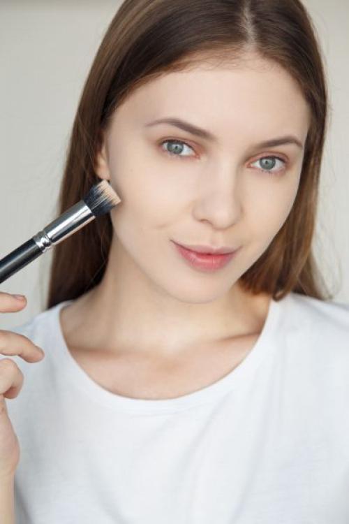 Как правильно наносить тональный крем, чтобы скрыть недостатки. Важно знать: как наносить тональный крем?