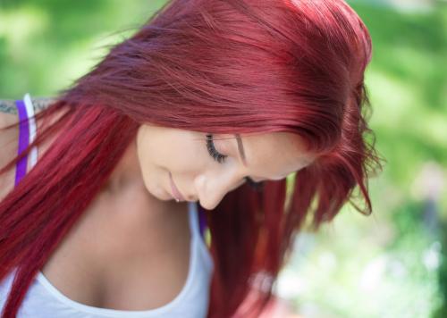 Как смыть красную краску с волос. Салонное удаление пигмента