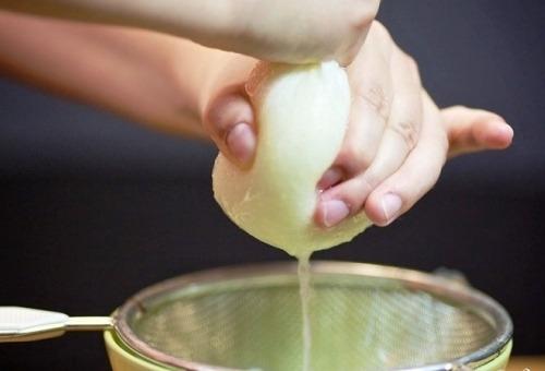 Как приготовить маску для волос из меда и лука. Как приготовить медово-луковую маску для волос: варианты рецептов