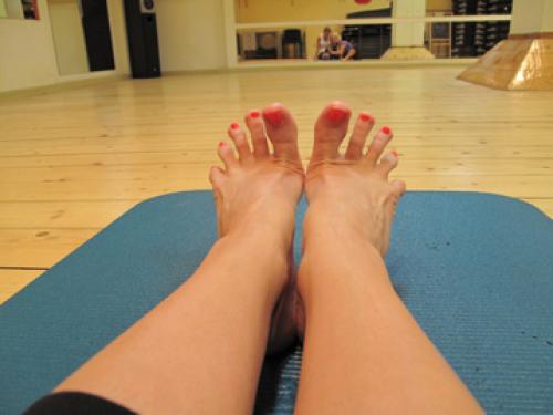 Упражнения для пальцев ног. Упражнения для стоп лежа