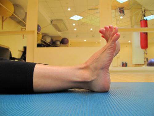 Упражнения для пальцев ног. Упражнения для стоп лежа