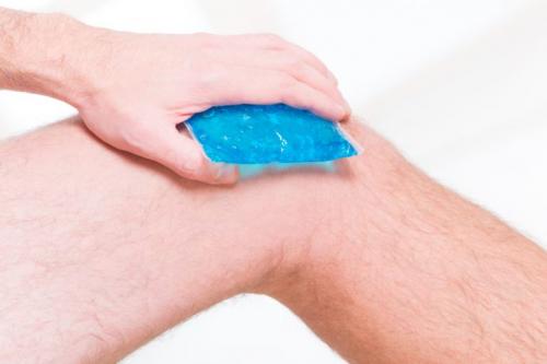 Как правильно бинтовать колено эластичным бинтом. Часть 1 Часть 1 из 2: Как перевязать колено бинтом 07