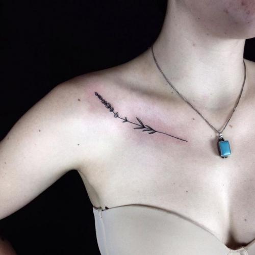 Ключицы девушек. Татуировка на ключице: причины такого выбора