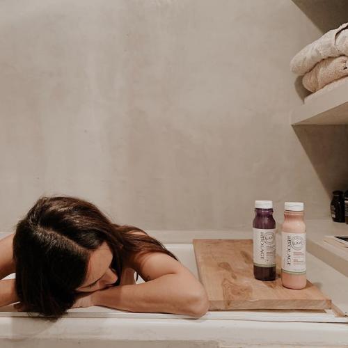 Как смыть цветную краску с волос. Как смыть краску с волос в домашних условиях