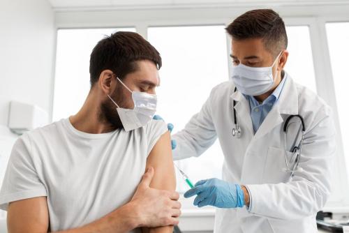 Какие группы населения имеют больше рисков при вакцинации от коронавируса
