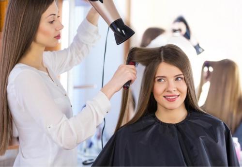 2022 женские прически на средние волосы для круглого лица. 47 самых модных женских стрижек в 2022: будь в тренде!